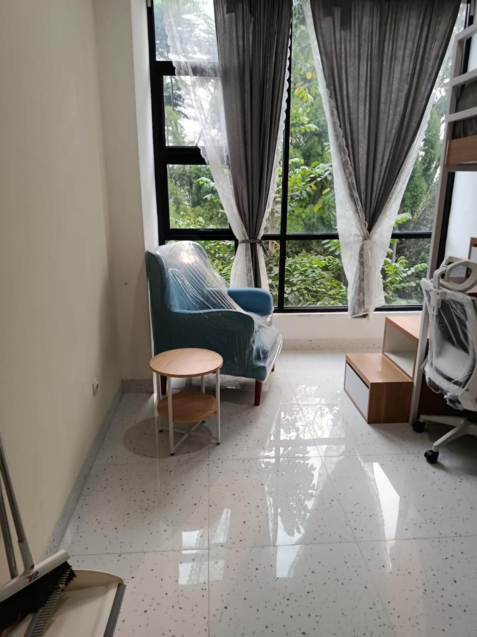 Fasilitas kamar mandi dalam dan AC kamar investasi kost mahasiswa dekat kampus IPB